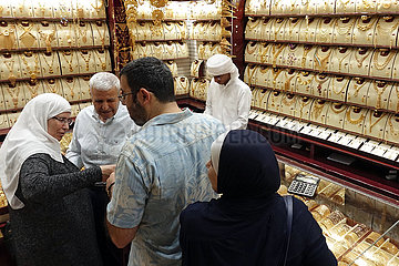 Dubai  Vereinigte Arabische Emirate  Einheimische in einem Juweliergeschaeft des Gold Souq