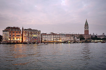 Venedig  Italien  Blick auf den Markusturm von der Bucht vor San Marco