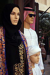 Dubai  Vereinigte Arabische Emirate  Schaufensterpuppen in traditioneller arabischer Kleidung