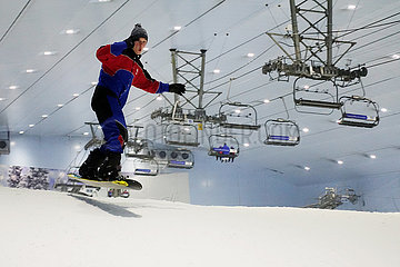 Dubai  Vereinigte Arabische Emirate  Teenager faehrt in der Indoorskihalle Ski Dubai Snowboard