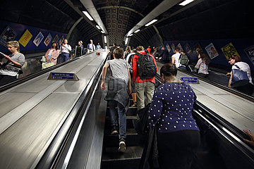 London  Grossbritannien  Menschen fahren in einer U-Bahnstation mit der Rolltreppe