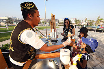 Dubai  Vereinigte Arabische Emirate  Kinder kaufen sich ein Eis