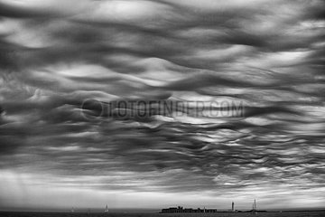 Yarmouth  Grossbritannien  Gewitterwolken ueber dem Solent mit Blick auf Hurst Castle