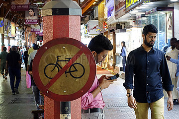 Dubai  Vereinigte Arabische Emirate  Schild - Fahrradfahren verboten - in einer Marktpassage