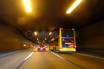 Berlin  Deutschland  Dynamik  Autobahnfahrt in einem Tunnel auf der A 100