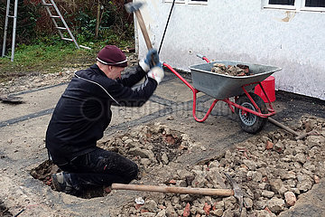 Berlin  Deutschland  Handwerker beim Abriss einer Gartenlaube