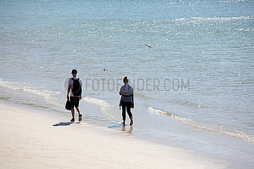 Totland  Grossbritannien  Mutter und Sohn laufen am Strand entlang