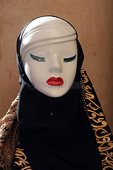 Dubai  Vereinigte Arabische Emirate  Weibliche Schaufensterpuppe in traditioneller arabischer Kleidung