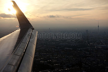 Berlin  Deutschland  Blick auf die Stadt aus einem Flugzeug kurz vor der Landung