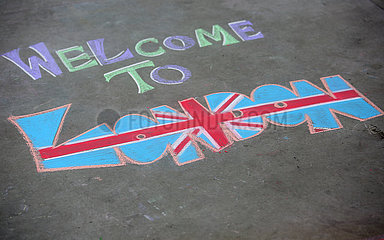 London  Grossbritannien  mit Kreide auf Asphalt gemalt: Welcome to London