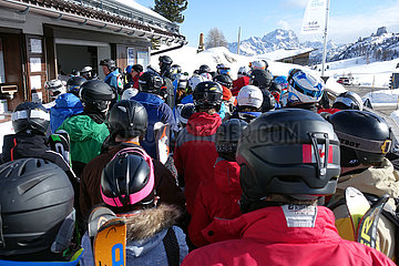 Armentarola  Italien  Skifahrer stehen an der Talstation eines Skiliftes an