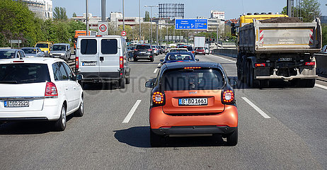 Berlin  Deutschland  Stau auf der A100 in Richtung Sueden an der Abfahrt Innsbrucker Platz