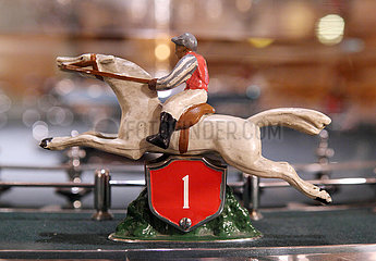 Berlin  Deutschland  Pferd- und Jockeyfigur eines Pferderoulettes