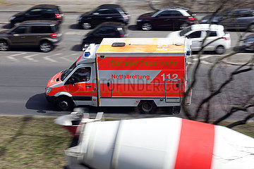 Berlin  Deutschland  Rettungswagen der Berliner Feuerwehr