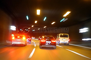 Berlin  Deutschland  Dynamik  Autobahnfahrt in einem Tunnel auf der A 100