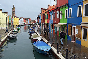 Burano  Italien  bunte Fischerhaeuser an einem Kanal