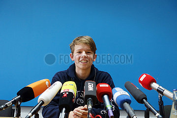 Berlin  Deutschland  Teenager sitzt bei einer Pressekonferenz vor vielen Mikrofonen