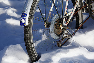 Helsinki  Finnland  Fahrrad steht im Schnee