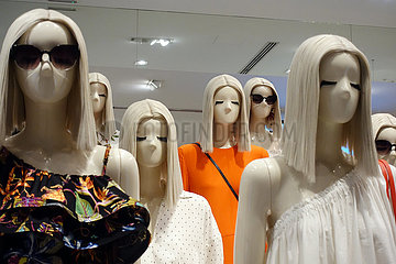 Dubai  Vereinigte Arabische Emirate  Weibliche Schaufensterpuppen ohne Mund