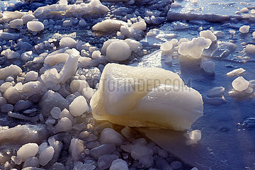 Helsinki  Finnland  Eisstuecke auf der gefrorenen Ostsee