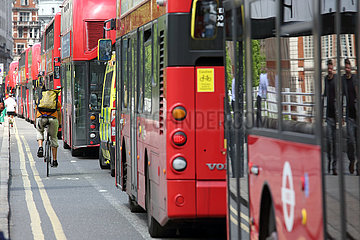 London  Grossbritannien  Fahrradfahrer fahren an im Stau stehenden Bussen vorbei