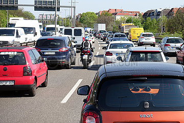 Berlin  Deutschland  Motorradfahrer draengelt sich im Stau auf der A100 in Richtung Sueden an den stehenden Autos vorbei