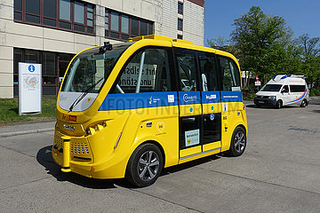 Berlin  Deutschland  Testbetrieb eines autonomen Kleinbusses der BVG auf dem Campus des Virchow-Klinikum