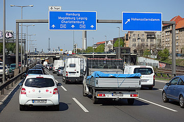 Berlin  Deutschland  Stau auf der A100 in Richtung Norden an der Abfahrt Hohenzollerndamm