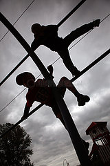 Berlin  Deutschland  Silhouette  Jungen spielen auf einem Klettergeruest