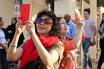 Dubai  Vereinigte Arabische Emirate  Asiatische Frauen fotografieren mit ihren Smartphones