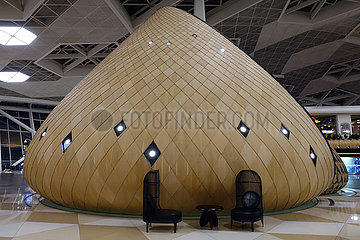 Baku  Aserbaidschan  Wartehalle im Terminal des Heydar Aliyev International Airport