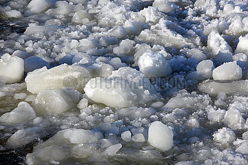 Helsinki  Finnland  Eisstuecke auf der gefrorenen Ostsee