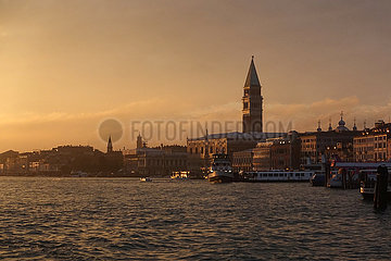 Venedig  Italien  Blick auf den Markusturm von der Bucht vor San Marco