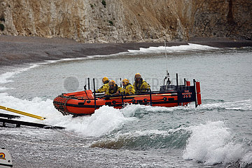 Freshwater  Grossbritannien  Rettungsboot des Freshwater Independent Lifeboat Service landet am Stand an