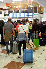 London  Grossbritannien  Passagiere im Terminal des Flughafen Gatwick