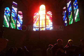 Berlin  Deutschland  Sonnenlicht strahlt durch bunte Kirchenfenster