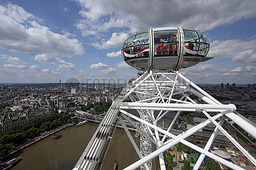 London  Grossbritannien  Menschen geniessen aus einer Gondel des London Eye den Blick ueber die Stadt