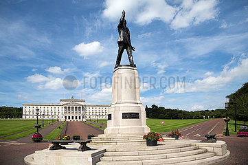 Grossbritannien  Belfast - Stormont Castle  Sitz der Nordirland-Versammlung und Regierung Nordirlands - ab Januar 2017 suspendiert. Vorn Denkmal von Baron Carson