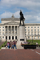 Grossbritannien  Belfast - Stormont Castle  Sitz der Nordirland-Versammlung und Regierung Nordirlands - ab Januar 2017 suspendiert. Vorn Denkmal von Baron Carson