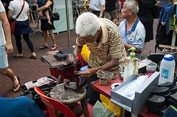 Singapur  Republik Singapur  Strassenstand eines Schusters in Chinatown