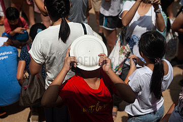 Singapur  Republik Singapur  Menschen beobachten die ringfoermige Sonnenfinsternis