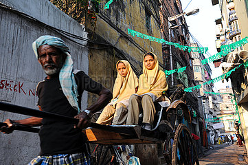 Kalkutta  Indien  Ein Rikschalaeufer in den Strassen von Kalkutta