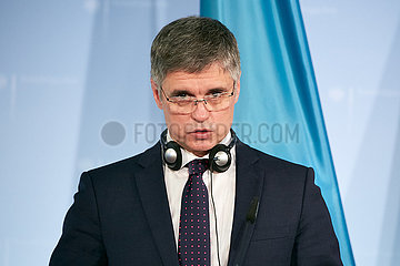 Berlin  Deutschland - Wadym Wolodymyrowytsch Prystajko  Aussenminister der Republik Ukraine bei einer Pressekonferenz.