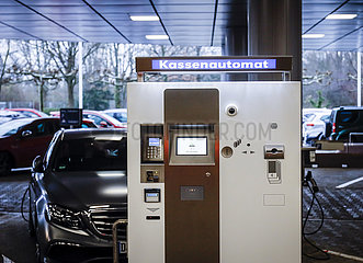 Kassenautomat auf einem Parklatz  Duesseldorf  Nordrhein-Westfalen  Deutschland