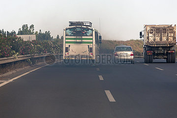 Addis Abeba  Aethiopien - Abgaswolke  Mautpflichtige Autobahn von Addis Abeba nach Adama
