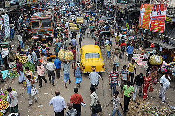 Kalkutta  Indien  Strassenszene und Menschenmassen in der indischen Metropole