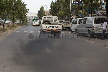 Addis Abeba  Aethiopien - Strassenverkehr  Autoabgase