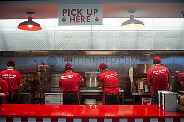 Singapur  Republik Singapur  Mitarbeiter eines Restaurant der Five Guys Burgers and Fries Burgerkette