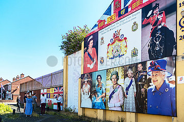 Grossbritannien  Belfast - Fotos von Queen Elizabeth II an Hauswand  Shankill Road  protestantischer Teil von West Belfast