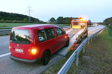 Hamburg  Deutschland  Auto wird auf der A 24 mit einem LKW des ADAC abgeschleppt